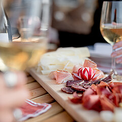 Die Fleisch und Käse Platte mit einem guten Glas Wein geniessen.