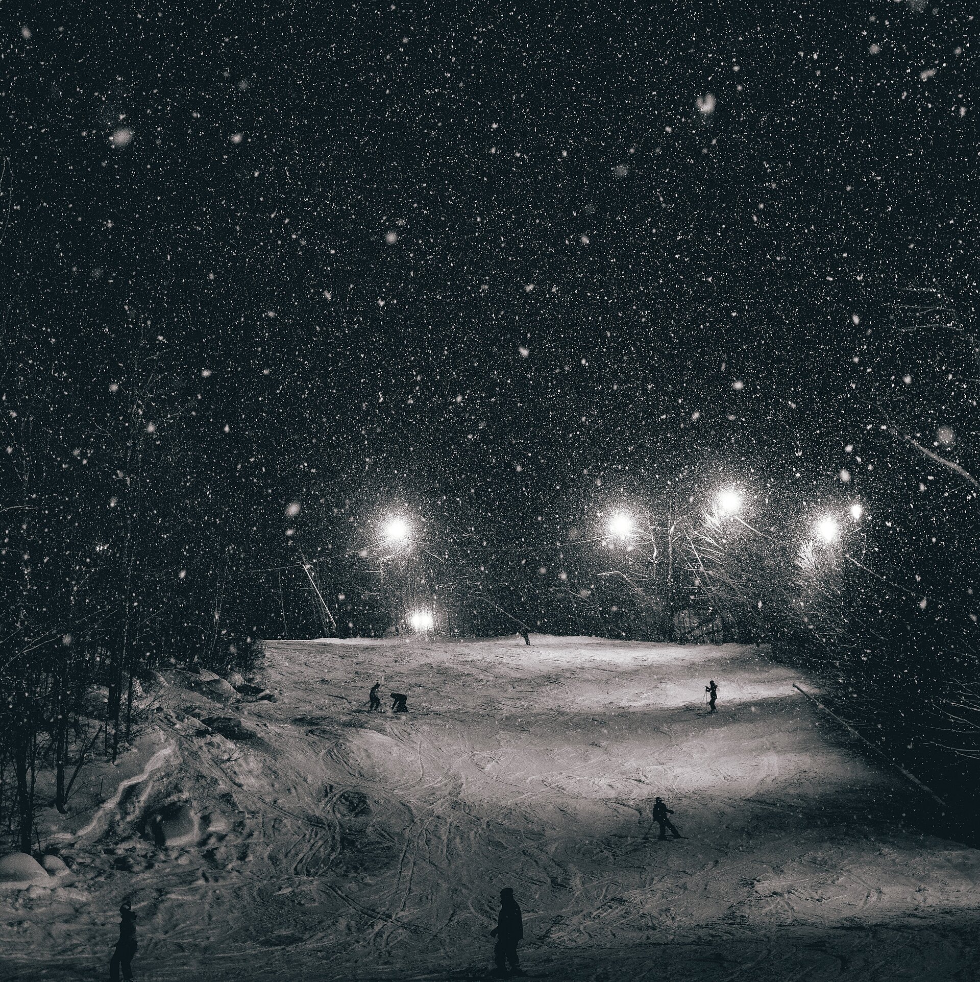 Beleuchtete Skipiste in der Nacht.