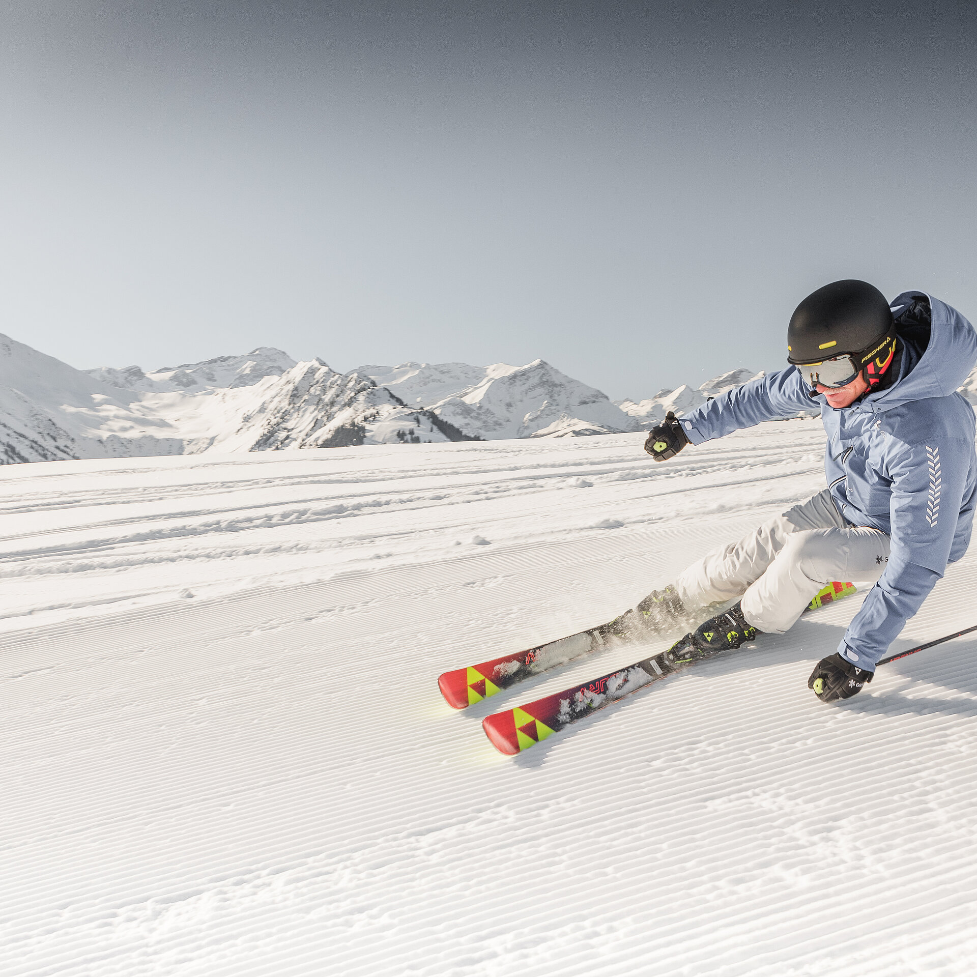 Der ehemalige Skirennfahrer Mike von Grünigen fährt eine Kurve auf einer frisch präparierten Piste.