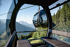 Verglaste, ovalförmige lichtdurchflutete Gondeln von Porsche designt. Dahinter die Gstaader Bergwelt.&nbsp;