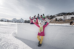 Saani Maskottchen mit Kindern im Lernpark.
