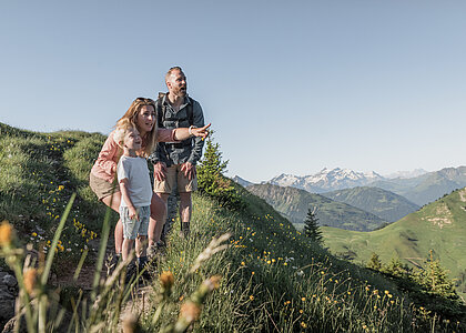 Familie beim Beobachten der Natur