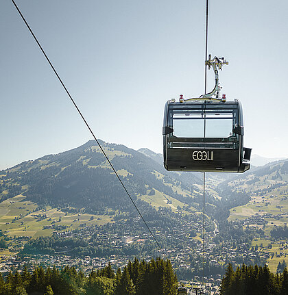 Gondelbahn Eggli mit Blick aufs Dorf Gstaad