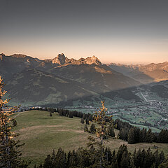 Sicht vom Hornberg auf das herbstliche und im Abendrot liegende Saanenland.