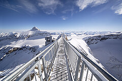 Glacier3000 mit Peak Walk Brücke und Weitsicht über die Berge.