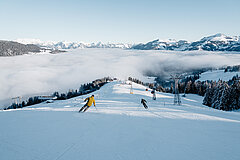 Skipiste mit Skifahrer