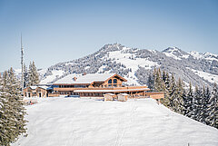 Das hölzerne Bergrestaruant im Fokus auf dem verschneiten Hausberg Eggli.&nbsp;