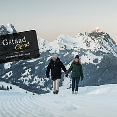 Paar spaziert über schneebedeckten Winter-Wanderweg