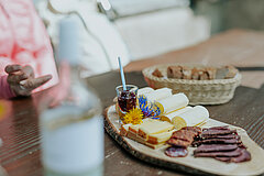 Des spécialités typiques des Alpes sont servies, notamment du pain, des saucisses et du fromage à rebibes.