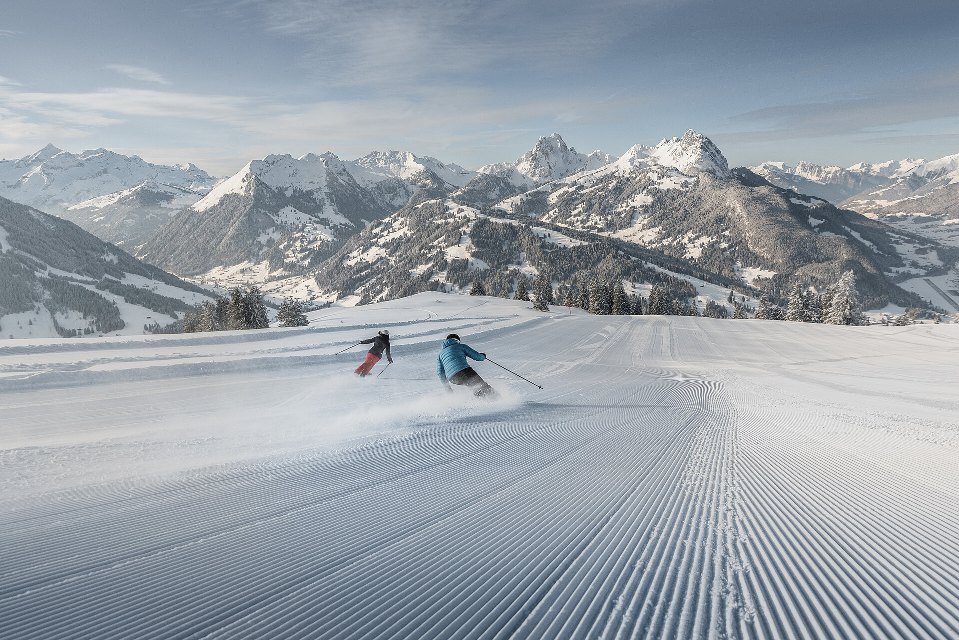 Zwei Skifahrer geniessen die Abfahrt vom Horneggli auf frisch präparierter Piste.